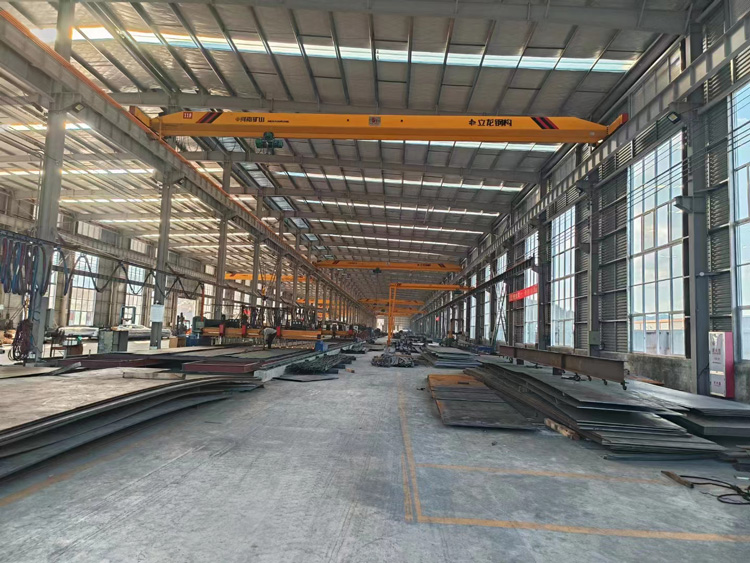 立龍鋼構(gòu)廠房一角